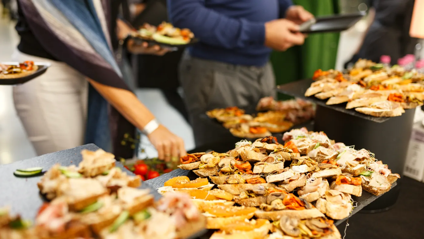 Daily and weekly dining programs